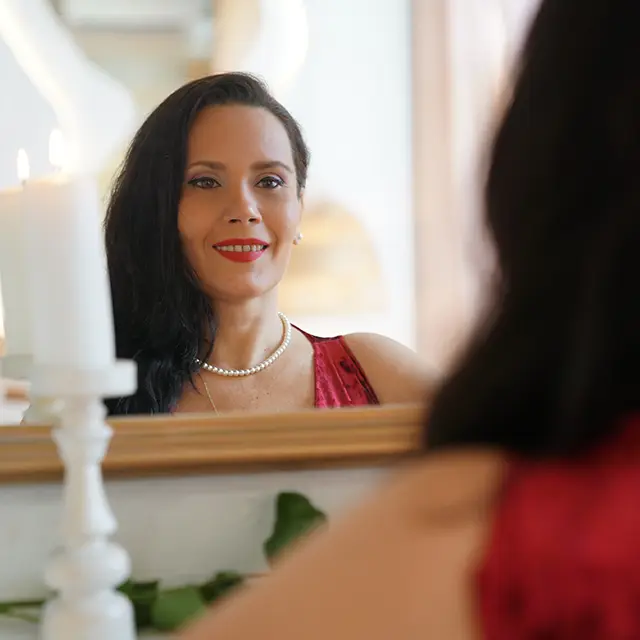 Crina Atomulesa - imagine în oglindă